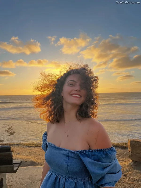 Camren Bicondova photo 7 of 25