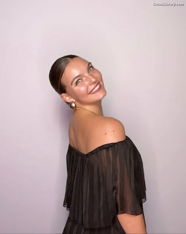 Camren Bicondova photo 9 of 25