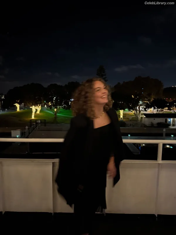 Camren Bicondova photo 10 of 25