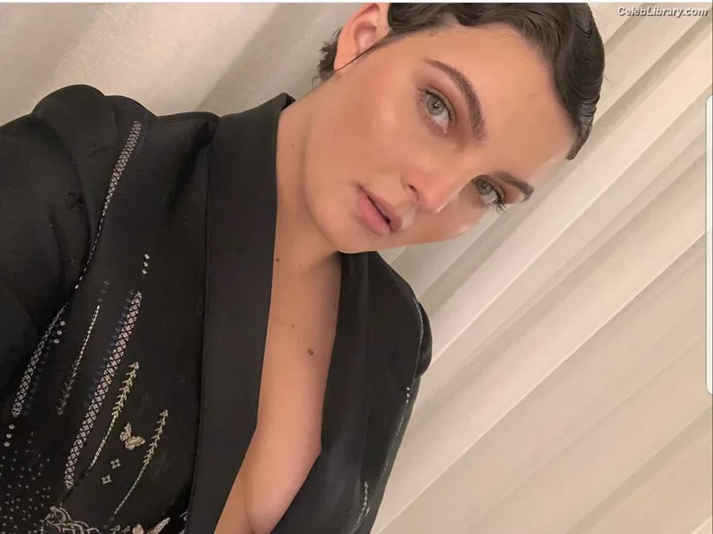 Camren Bicondova photo 16 of 25
