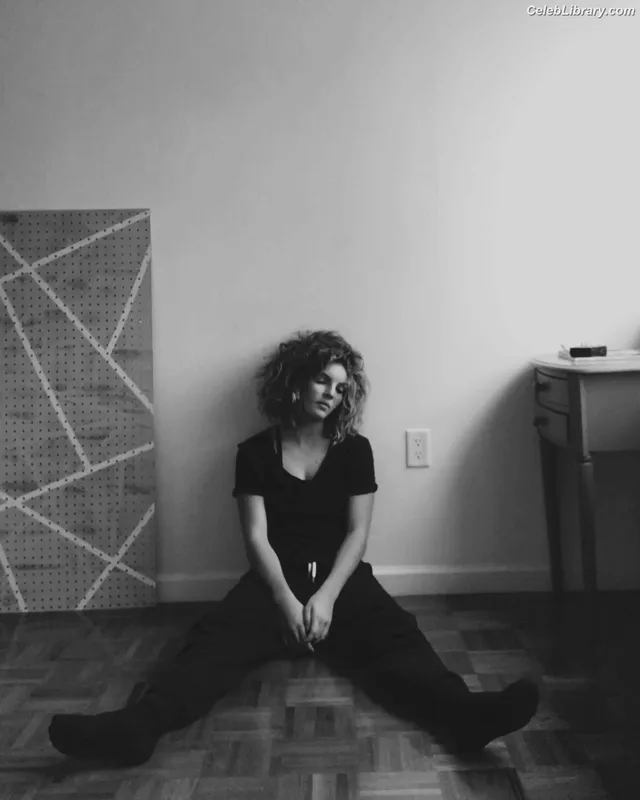 Camren Bicondova photo 23 of 25