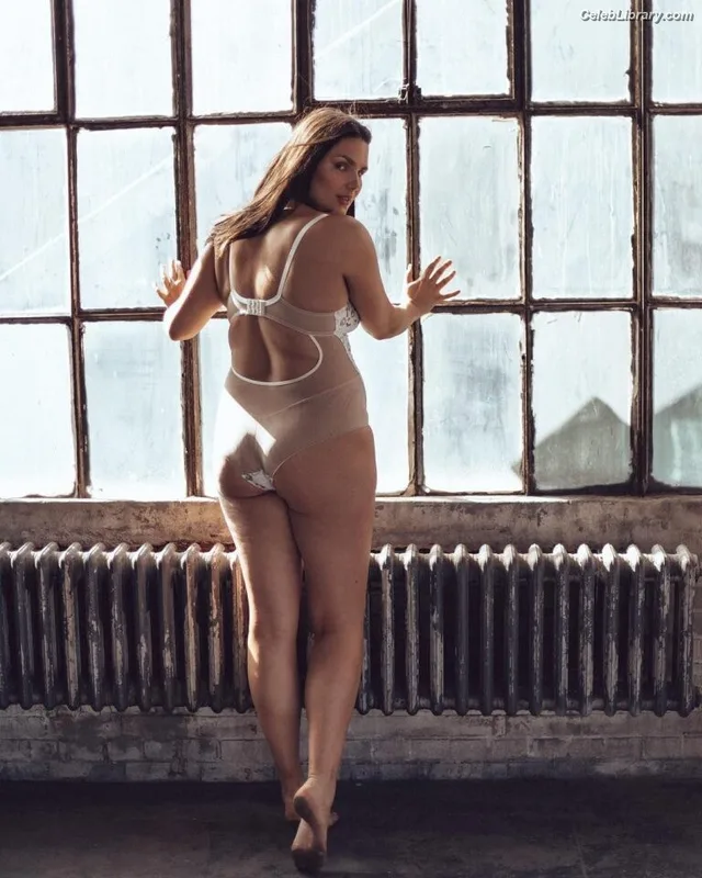 Candice Huffine photo 9 of 32