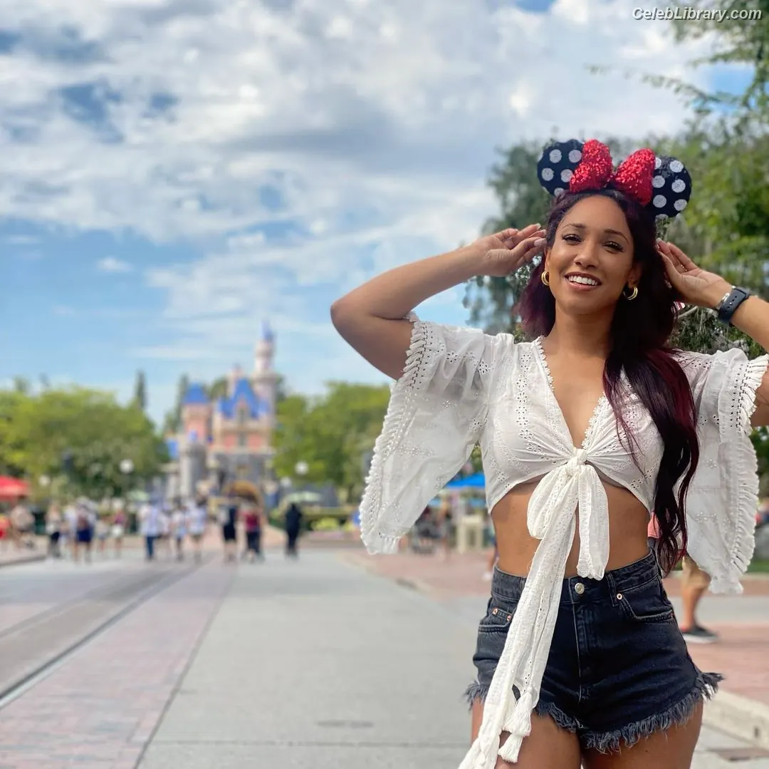 Candice patton photo 23 of 111