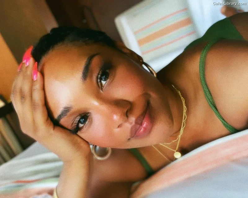 Candice patton photo 10 of 112