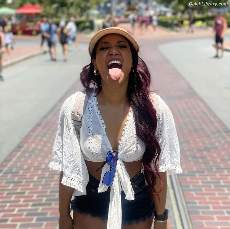 Candice patton photo 22 of 112