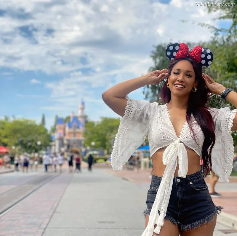 Candice patton photo 23 of 112