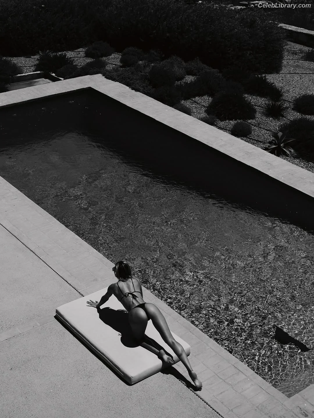 Candice Swanepoel photo 15 of 1943