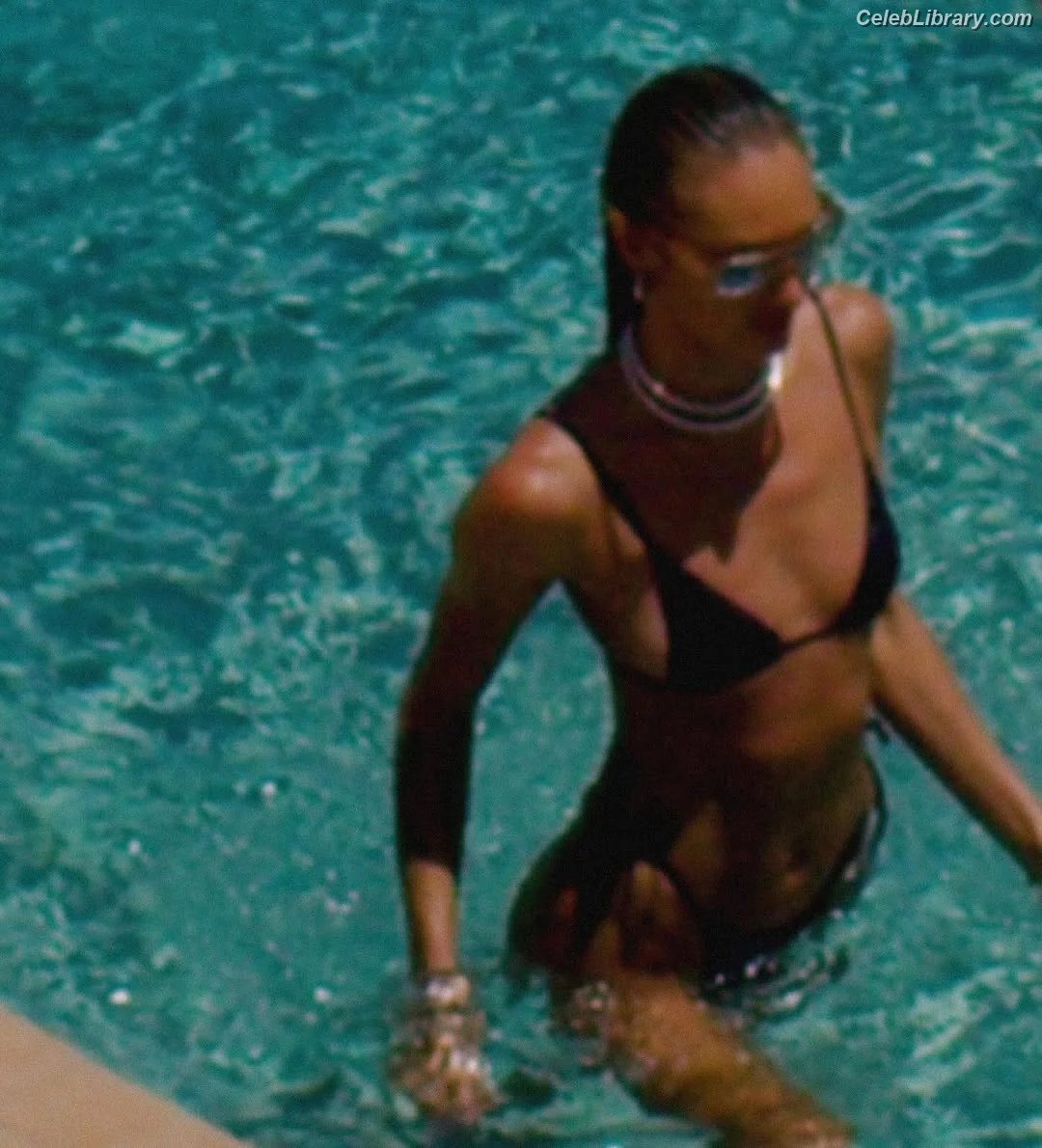 Candice Swanepoel photo 7 of 1943