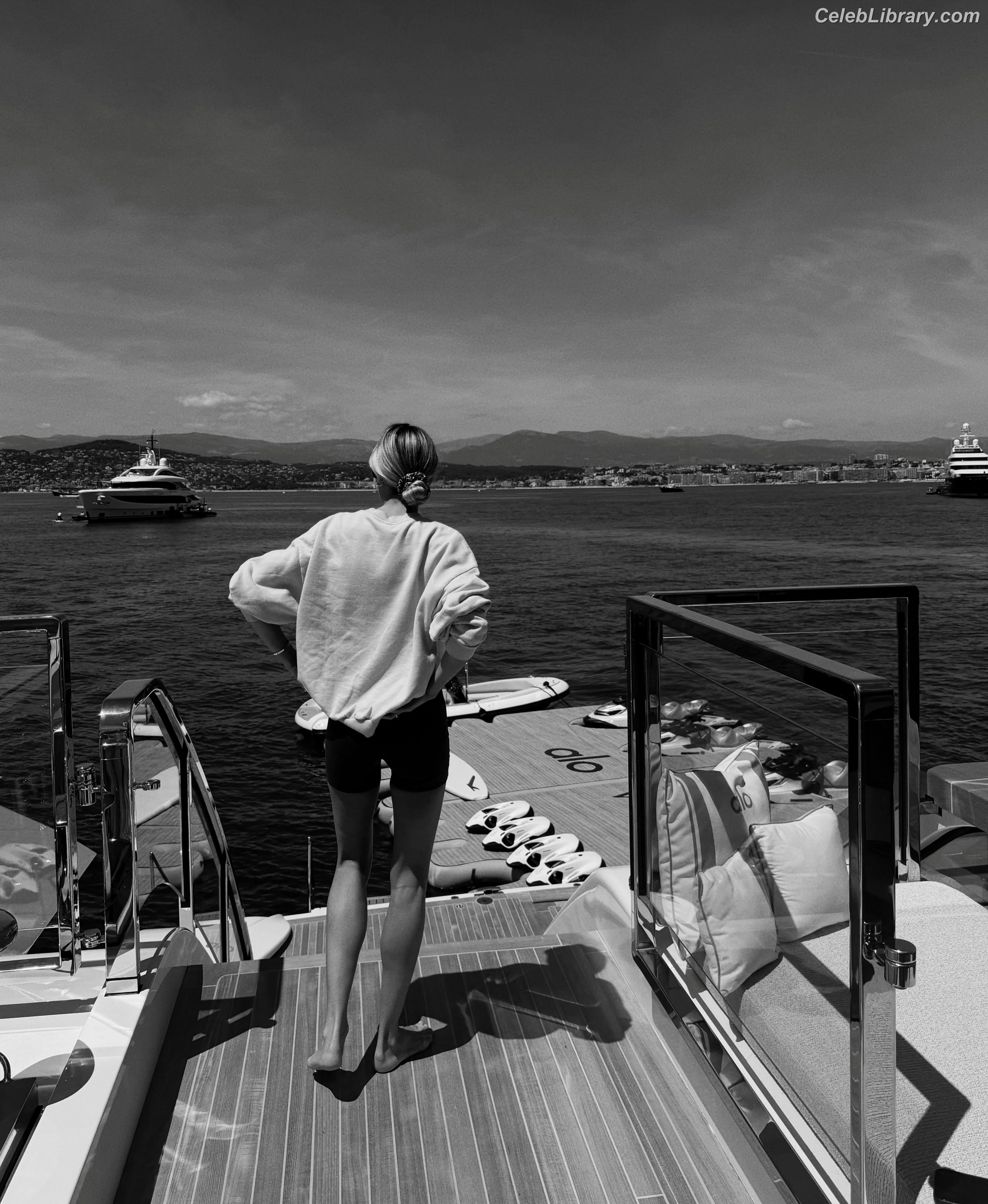 Candice Swanepoel photo 24 of 1943