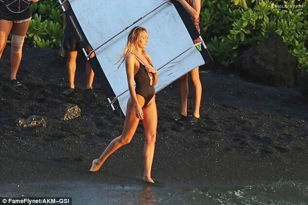 Candice Swanepoel photo 5 of 1943