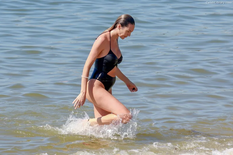 Candice Swanepoel photo 22 of 1944