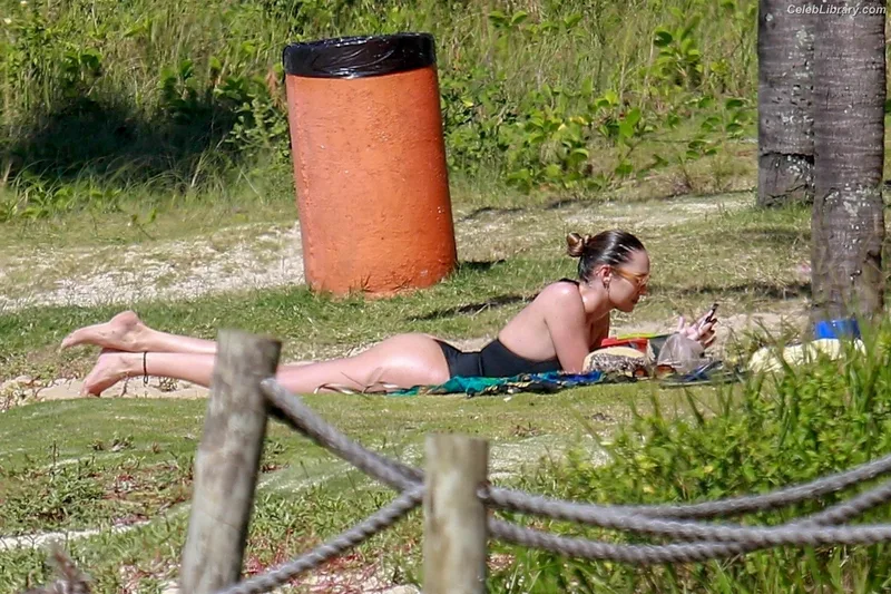 Candice Swanepoel photo 23 of 1944