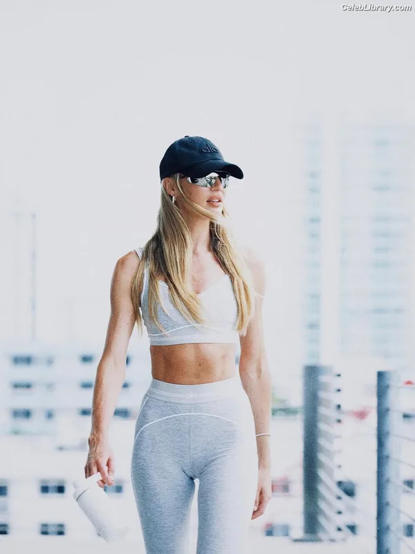 Candice Swanepoel photo 18 of 1944