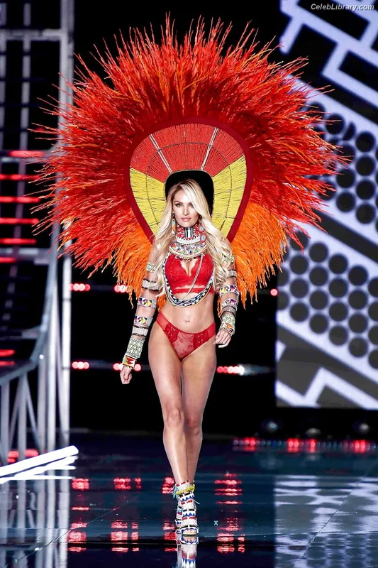 Candice Swanepoel photo 11 of 1944