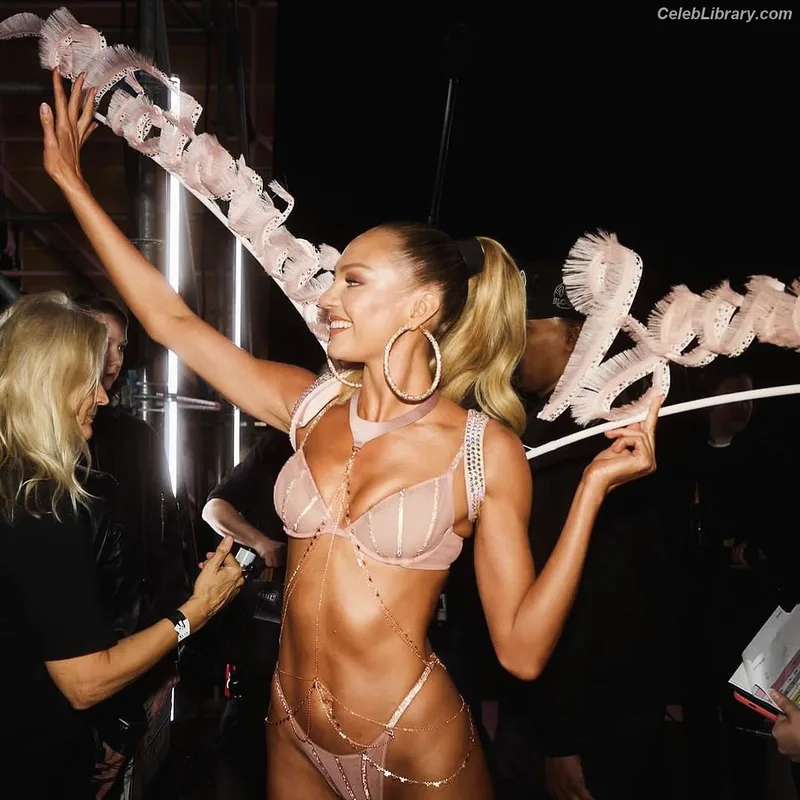 Candice Swanepoel photo 20 of 1944