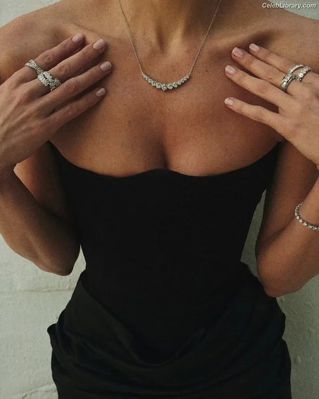 Candice Swanepoel photo 9 of 1944