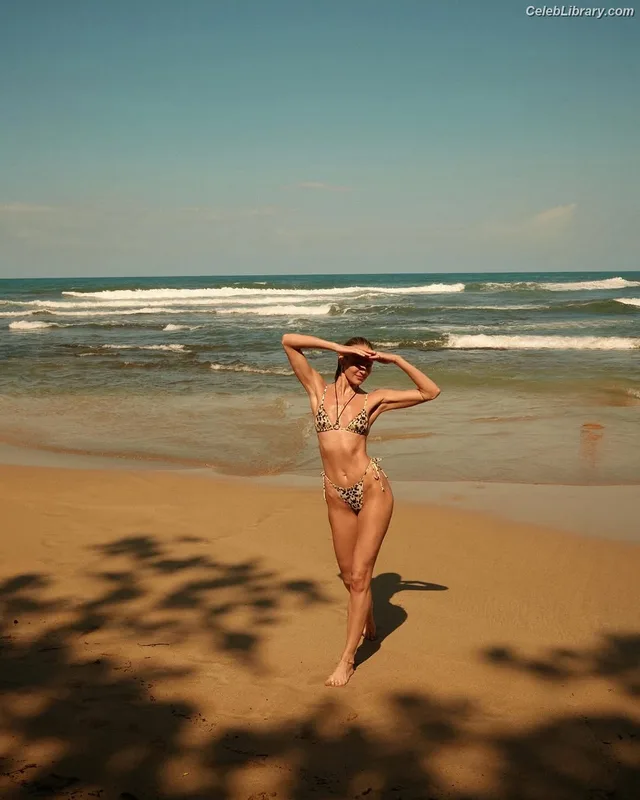Candice Swanepoel photo 24 of 1944