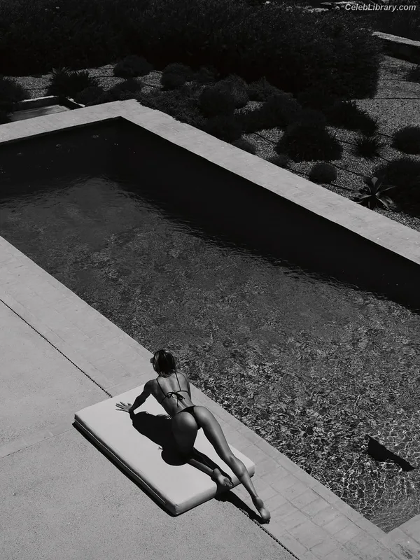 Candice Swanepoel photo 15 of 1944