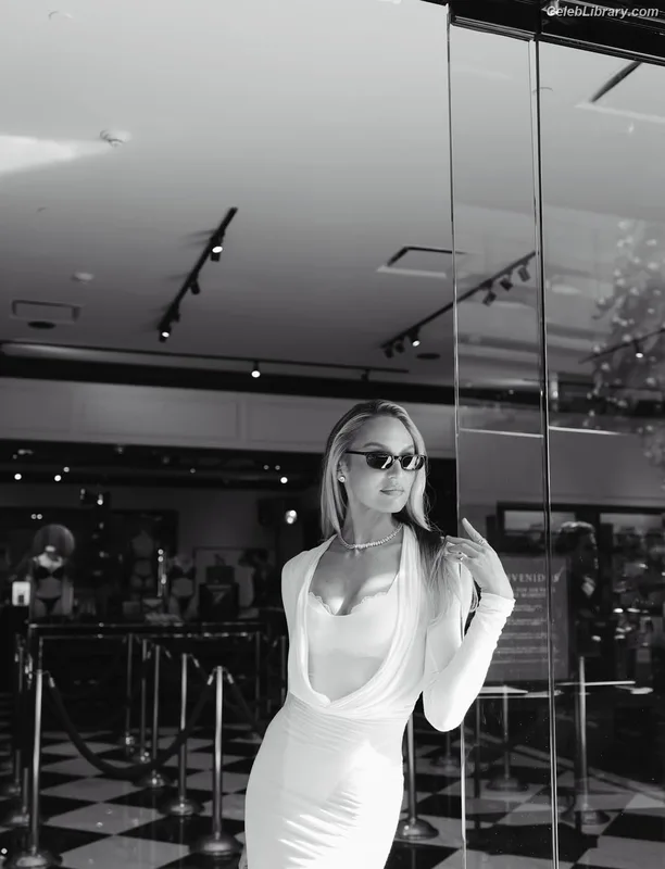 Candice Swanepoel photo 3 of 1944
