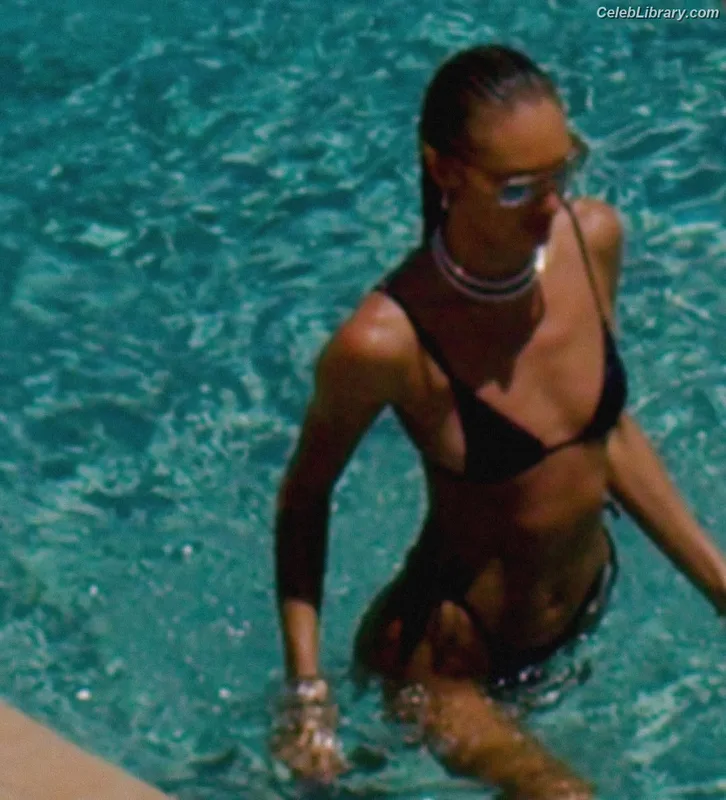 Candice Swanepoel photo 7 of 1944