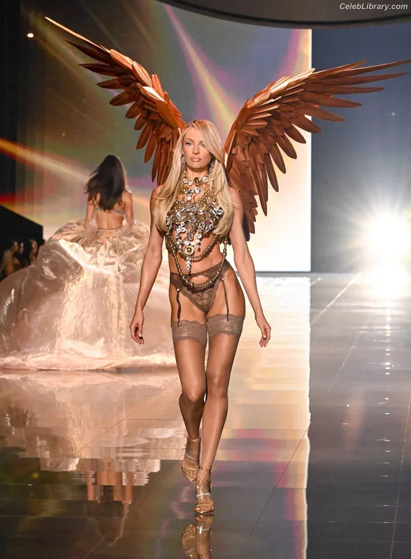 Candice Swanepoel photo 19 of 1944