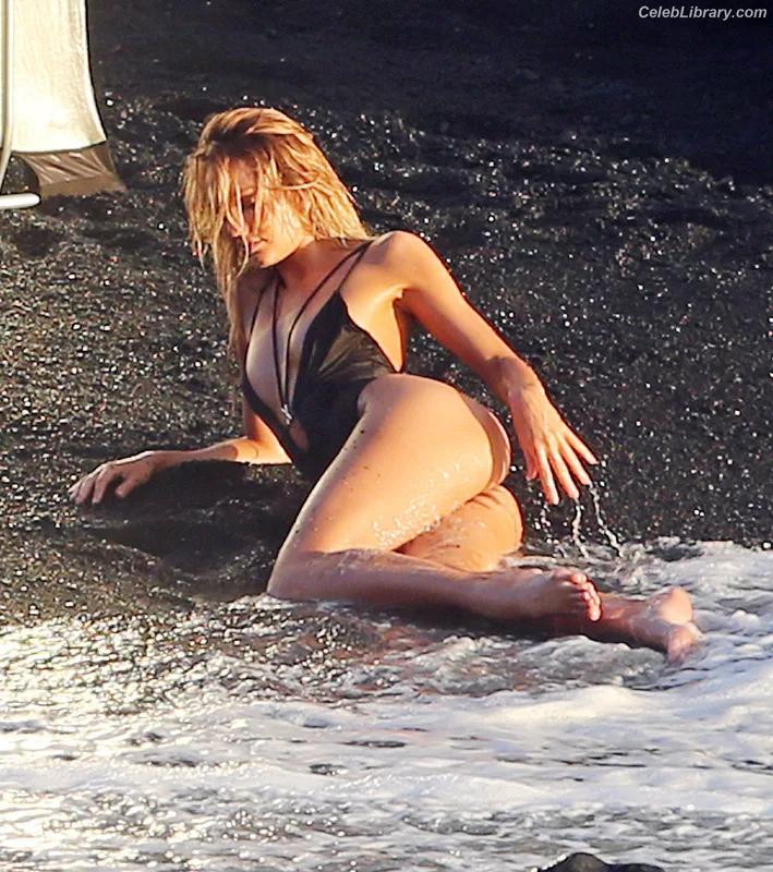 Candice Swanepoel photo 20 of 1944