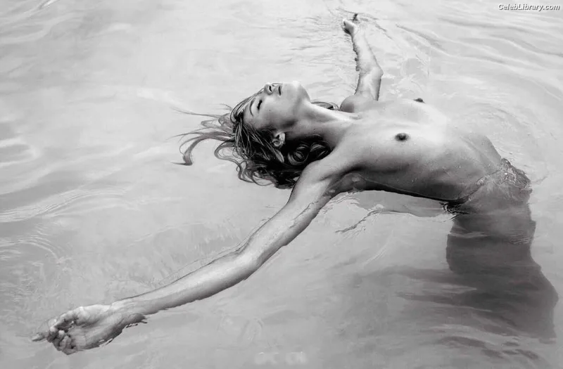 Candice Swanepoel photo 11 of 1944