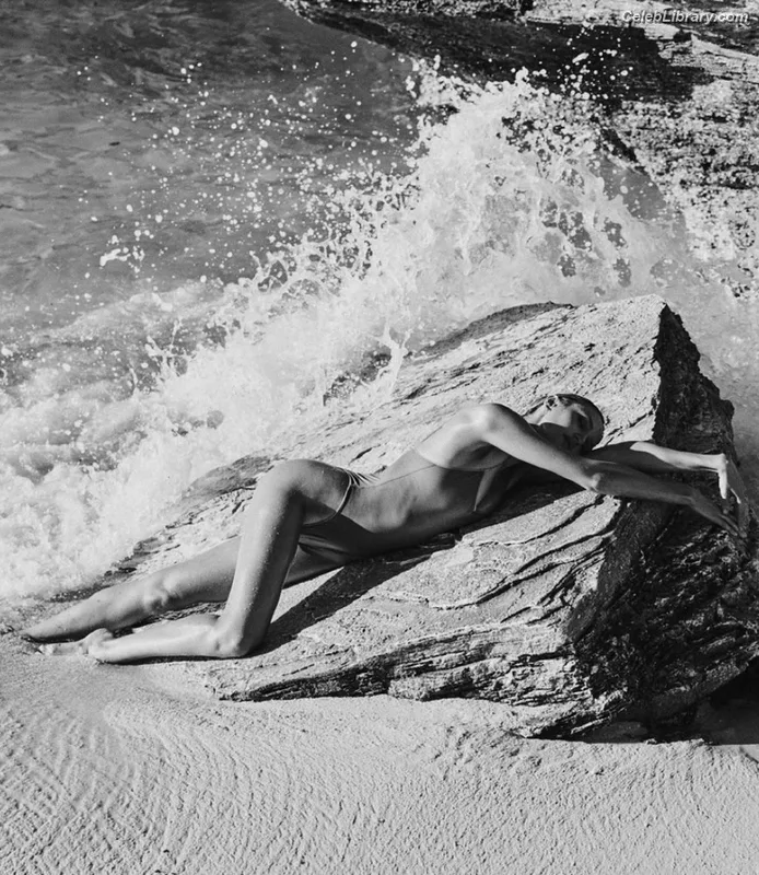 Candice Swanepoel photo 8 of 1944