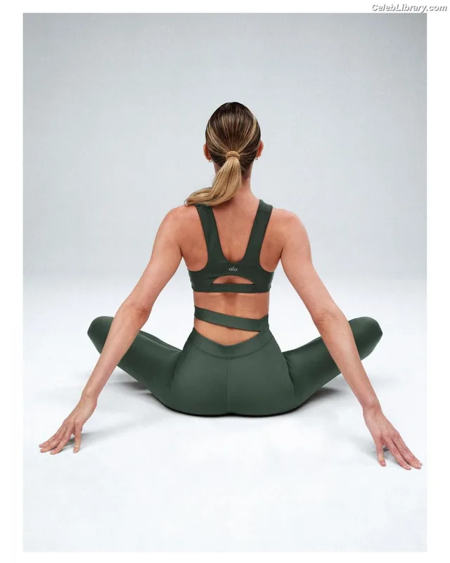 Candice Swanepoel photo 21 of 1944