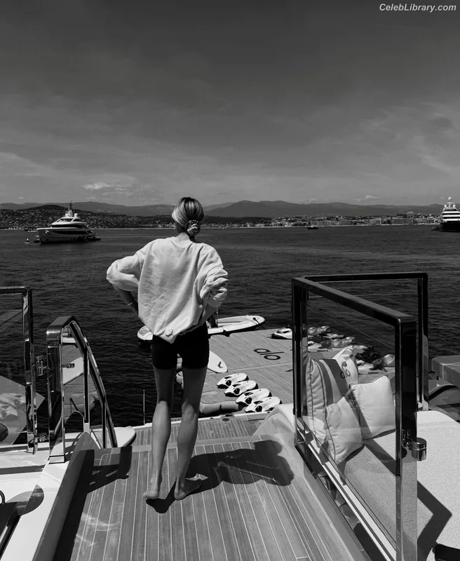 Candice Swanepoel photo 24 of 1944