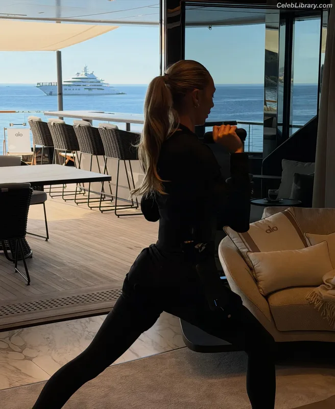 Candice Swanepoel photo 3 of 1944