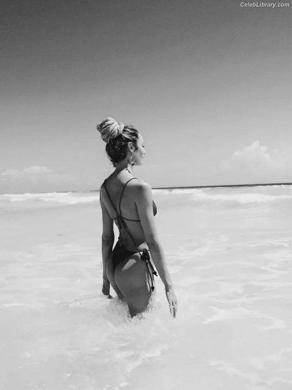Candice Swanepoel photo 3 of 1944
