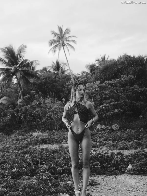 Candice Swanepoel photo 4 of 1944