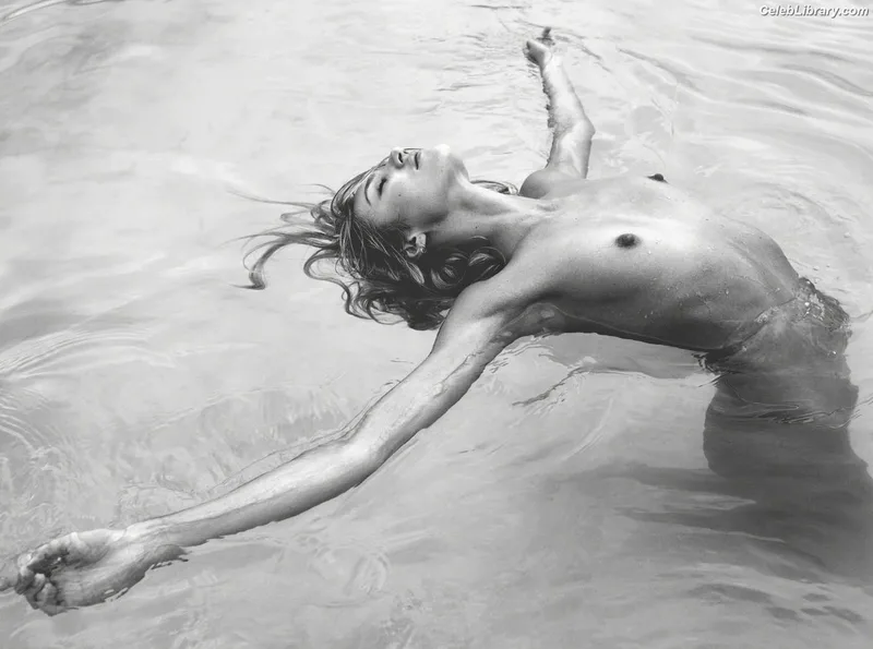 Candice Swanepoel photo 16 of 1944