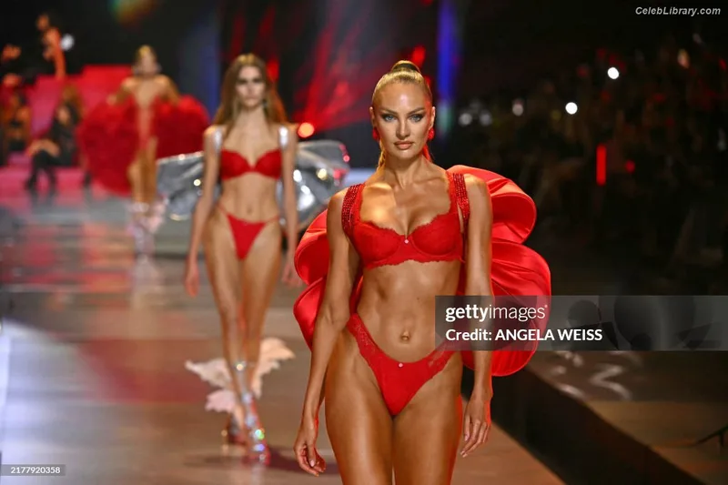 Candice Swanepoel photo 8 of 1944