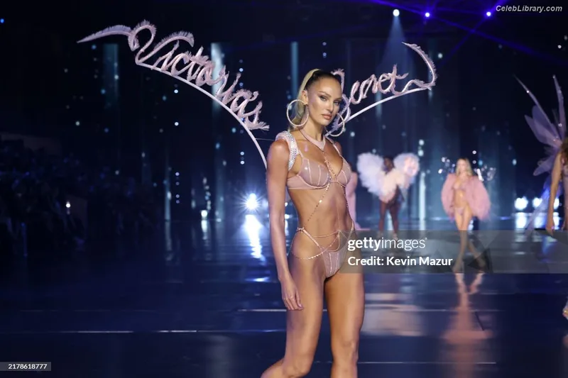 Candice Swanepoel photo 17 of 1944