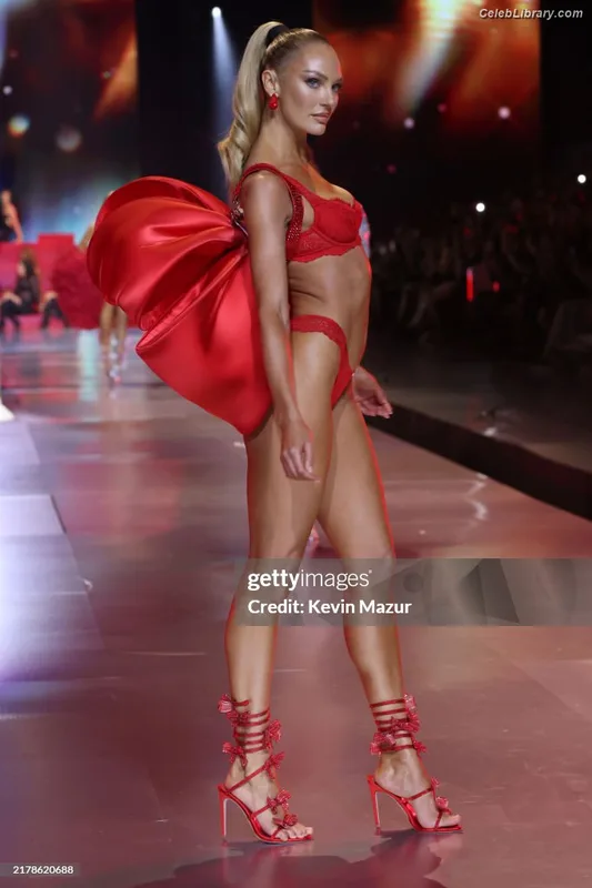Candice Swanepoel photo 19 of 1944