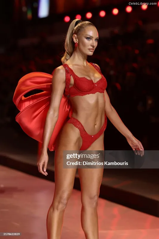 Candice Swanepoel photo 21 of 1944
