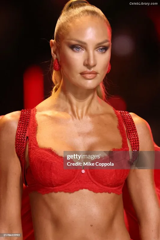 Candice Swanepoel photo 22 of 1944
