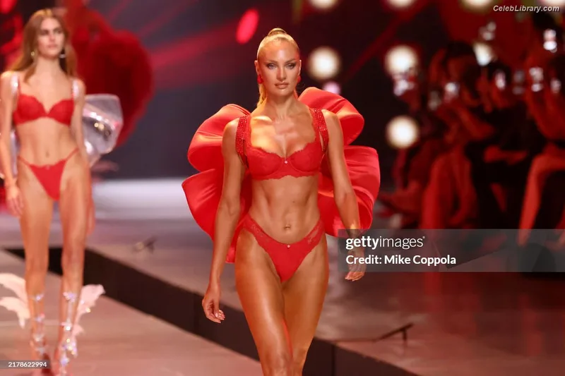 Candice Swanepoel photo 23 of 1944