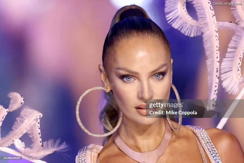 Candice Swanepoel photo 24 of 1944