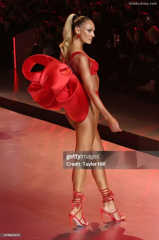Candice Swanepoel photo 5 of 1944