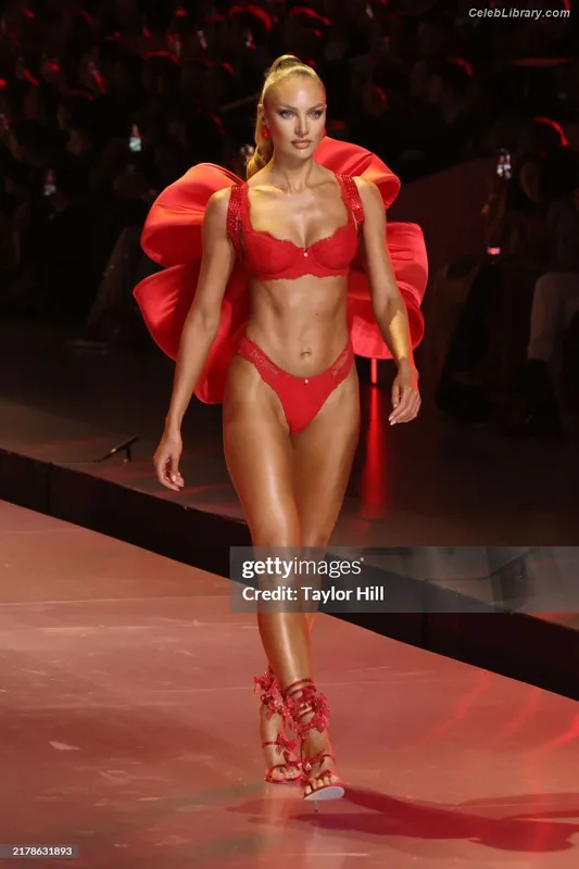 Candice Swanepoel photo 7 of 1944