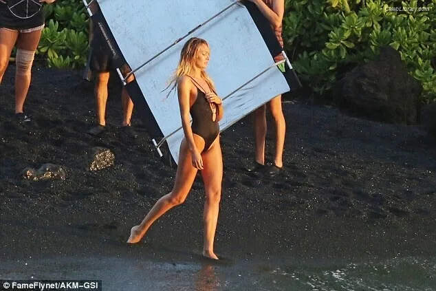 Candice Swanepoel photo 5 of 1944