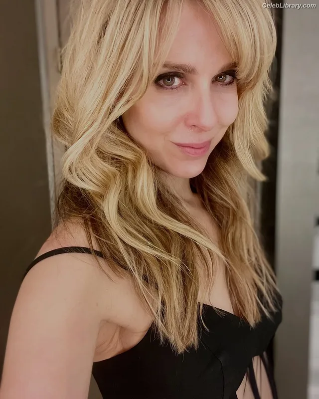Cara Buono photo 8 of 36