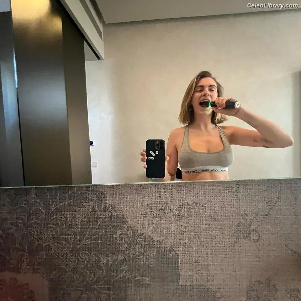 Cara Delevingne photo 4 of 1475