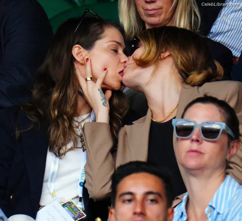 Cara Delevingne photo 1 of 1469