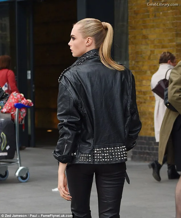 Cara Delevingne photo 7 of 1469