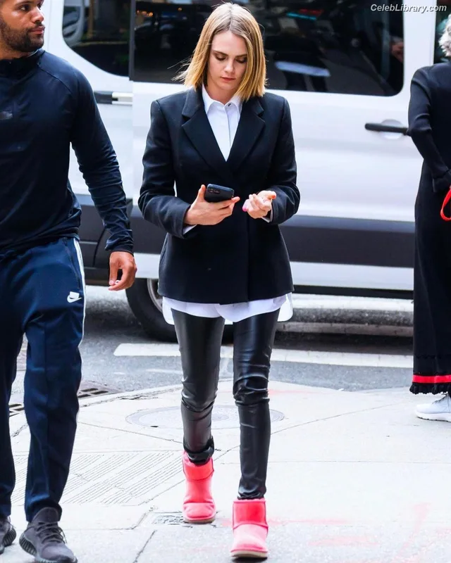 Cara Delevingne photo 3 of 1469