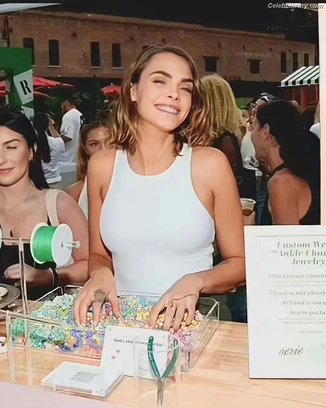 Cara Delevingne photo 11 of 1469